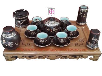 Bộ ấm chén quai vuông, men nâu, khắc hoa đào bọc đồng bạch
