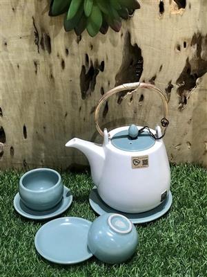 Bộ ấm chuông quai đồng men mát trắng và xanh dương